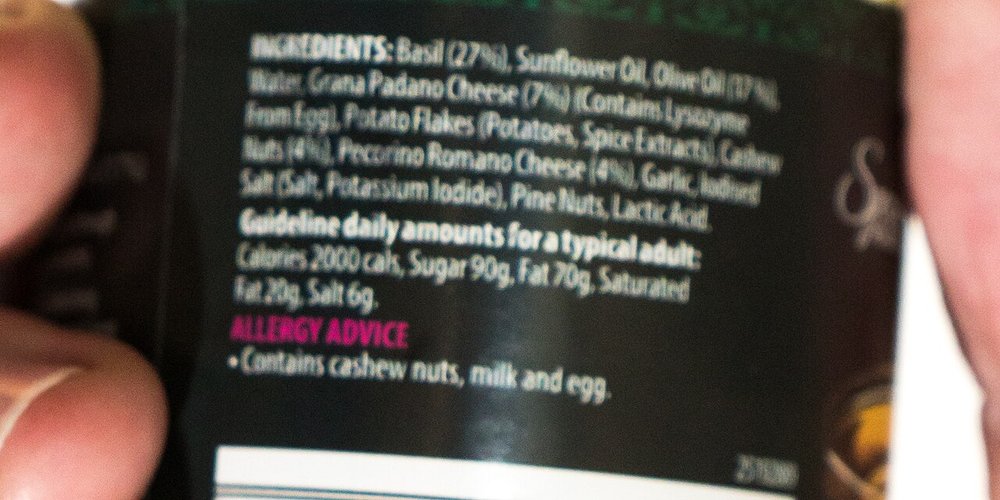 Illustration of presbyopia (chalis ke baad paas ki nazar kamzor): the small print on a food label held close looks blurred